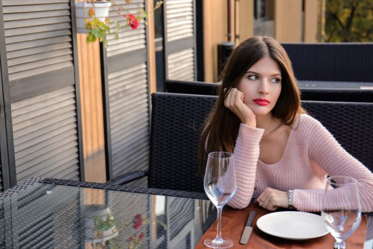 13 Things You Should Never Do On A First Date - Loverz Theatre